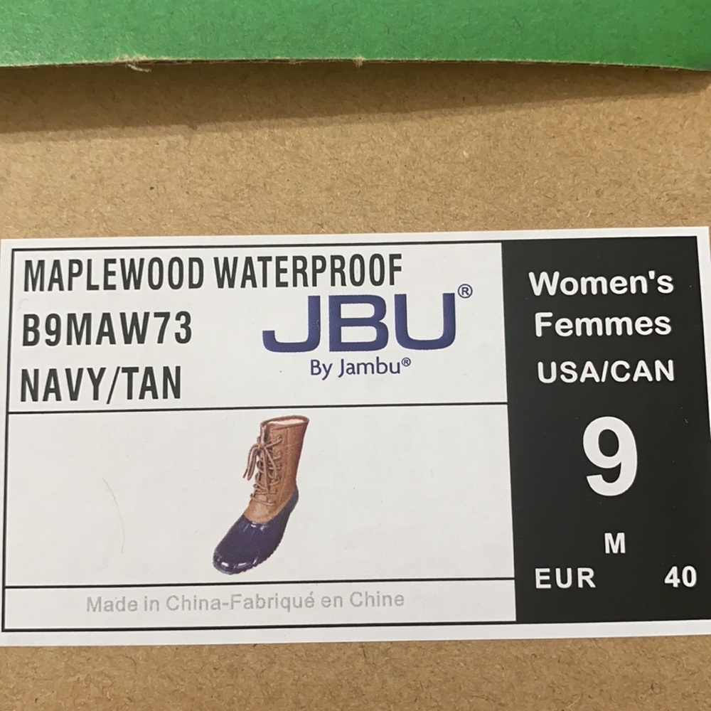 New in box:    - Woman’s casual duck waterproof boots. - Picture 17 of 17